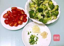 圣女果炒西兰花的做法图解2