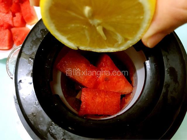 挤几滴柠檬汁