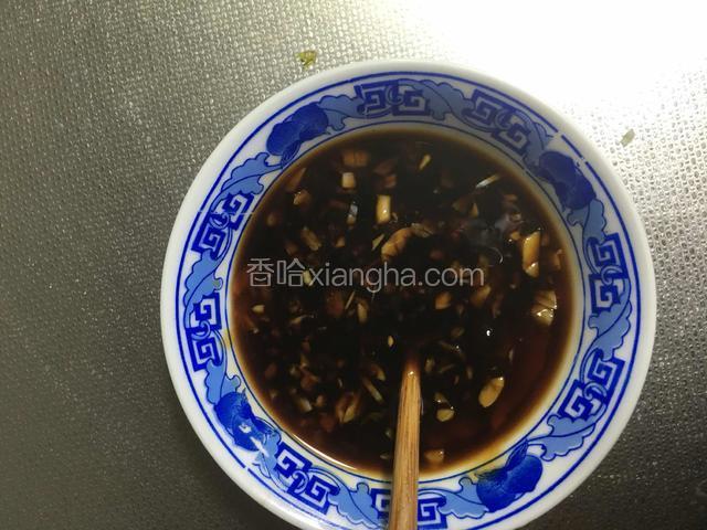 加入适量清水和白糖，用筷子搅拌均匀即可；