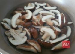 香菇炒油菜的做法图解2