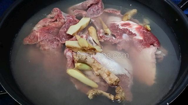 牛腩洗淨~冷水下鍋~大火燒開~撇開浮末撈出來~再用清水冲洗~