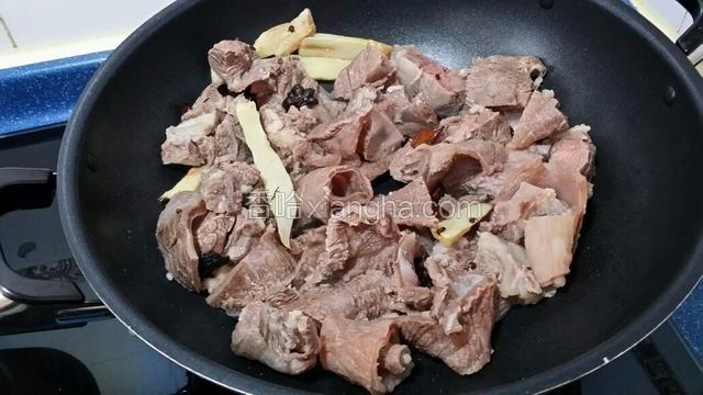 燒熱鍋放入油~爆香薑片~八角~桂皮~放入牛腩翻炒約兩分鐘~再放入紹酒翻炒片刻~接著放入生抽~冰糖~再放入六碗清水大火燒開~轉細火炆一個鐘