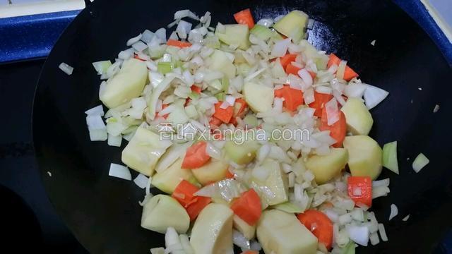燒熱鍋放油~爆香蒜蓉~放入洋蔥~甘筍~薯仔~蘋果翻炒~炒出香味