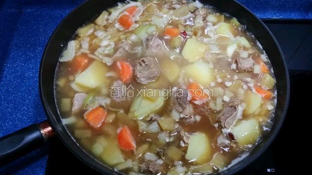 牛腩炆完一小時~將剛爆香的洋蔥~薯仔~甘筍~蘋果鏟起放入牛腩煲~再炆20分鐘