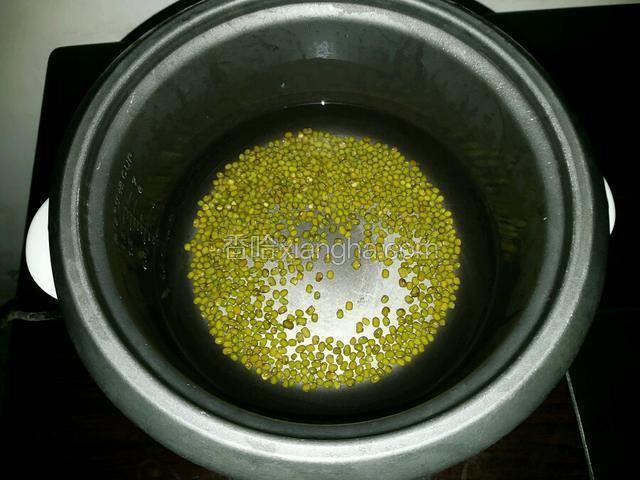 绿豆洗净，放入电饭锅中倒入适量的水