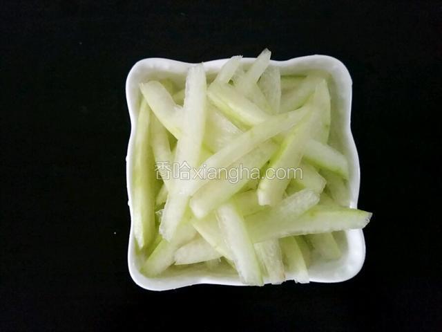 煮绿豆期间将瓜皮去皮去瓤洗净切条