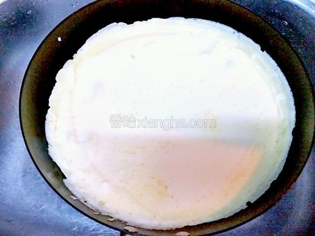 平底鍋下食油燒熱，倒入雞蛋麵糊