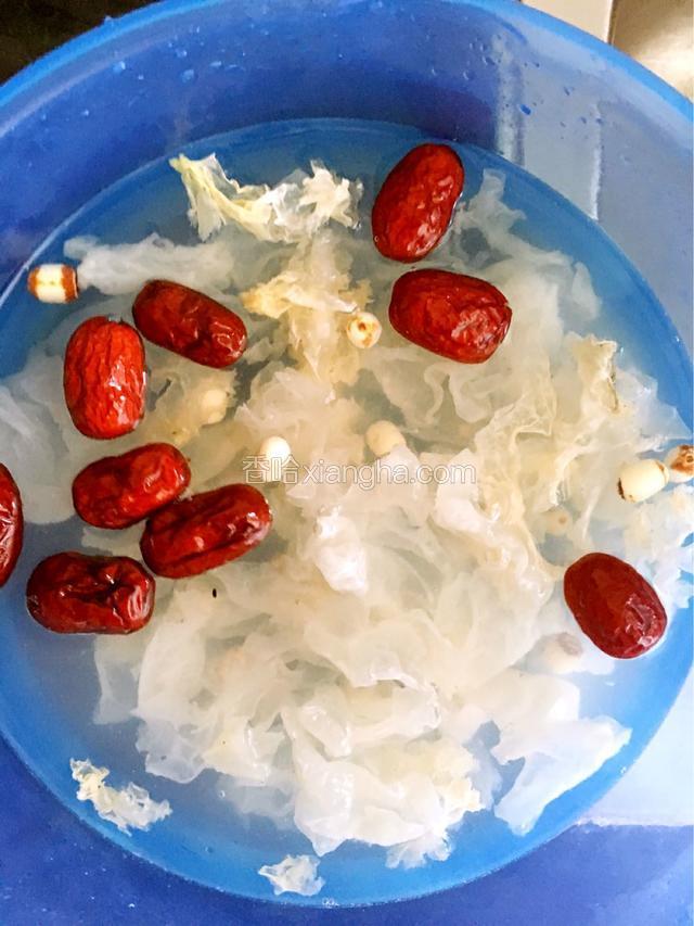 银耳红枣莲子都要泡泡在洗，我偷懒泡一块了