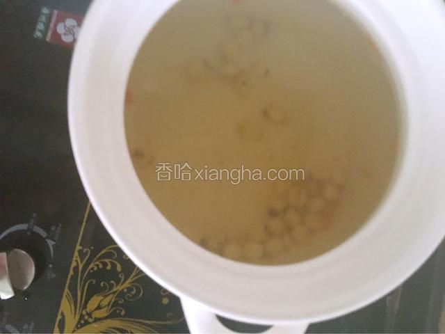 用砂锅烧开水，烧开了放莲子，煮十几分钟就放银耳，