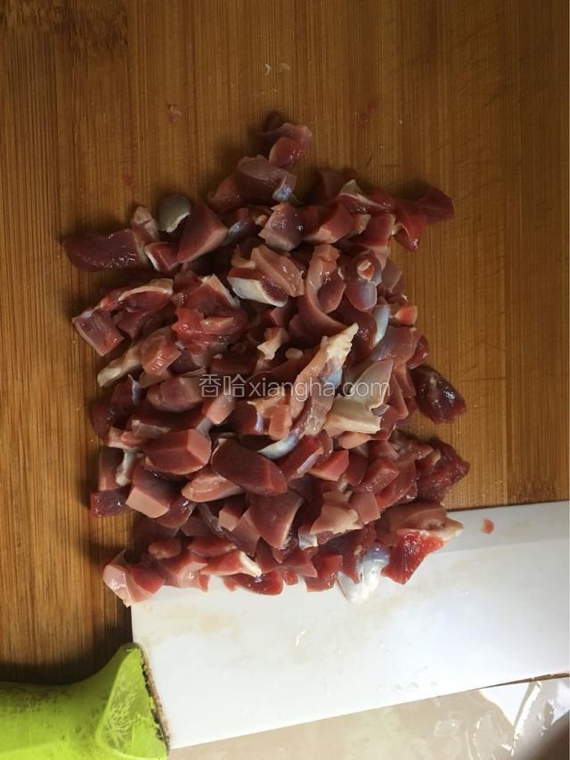 鸭胗切小块