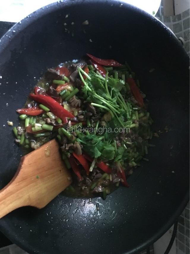 放入香葱，加少许鸡精翻炒均匀即可