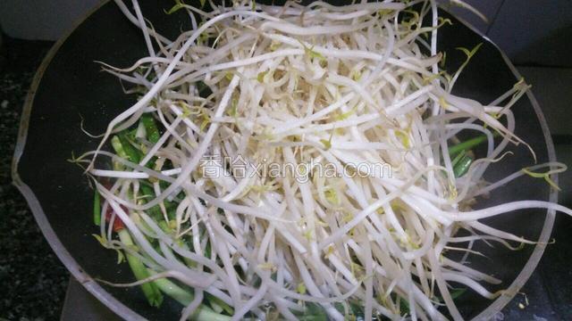 韭菜出味放入绿豆芽翻炒均匀