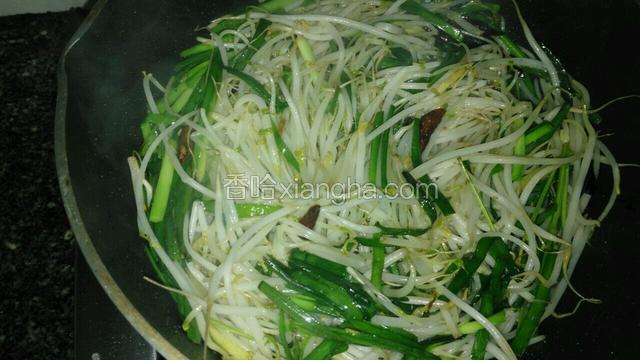 绿豆芽变色加一点点盐，鸡精