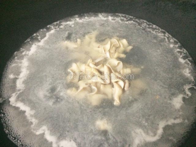 把粘在鸡肠上的鸡油去掉，用生粉丶盐搓洗干净，焯熟。