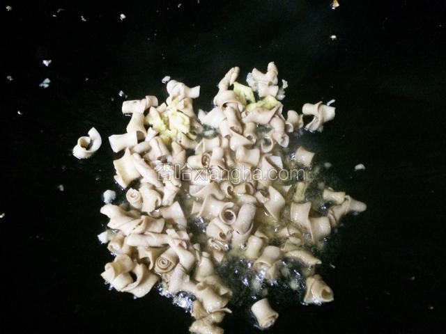 热锅凉油，下姜、蒜沫爆香，倒入鸡肠炒3分钟。