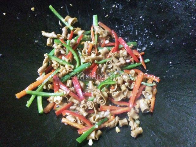 倒入彩椒翻炒2分钟，关火，即可。