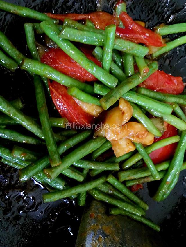 锅里倒油，加入豇豆，茄子，西红柿翻炒，加入盐，五香粉，老抽，鸡精即可
