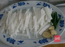 白萝卜焖鱼的做法图解2