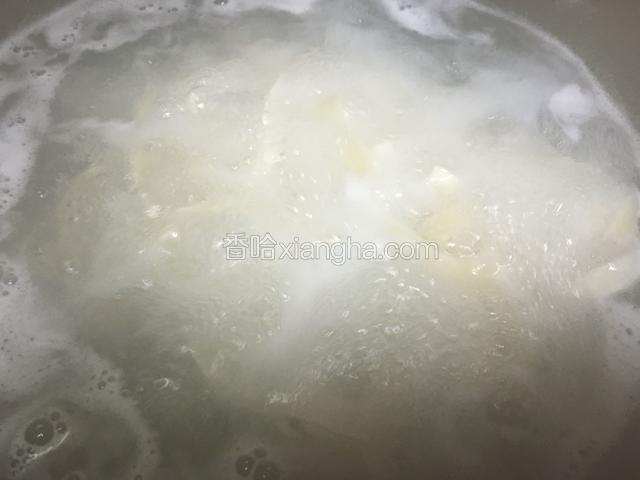 锅内加适量清水煮沸后下面条煮熟；