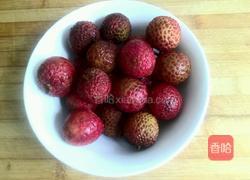 鲜榨荔枝汁的做法图解1