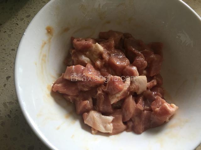 将肉放在碗内，加盐、蚝油和玉米淀粉拌匀，腌制10分钟。