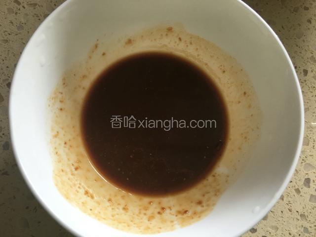 将豆瓣酱酱放在碗里，加白糖和2小勺开水，调匀备用。