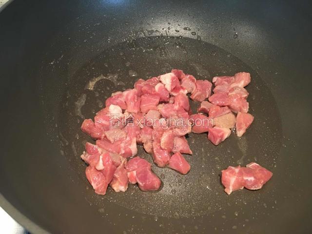 热锅凉油，放入肉丁快速滑炒至肉丁变色，盛出备用。