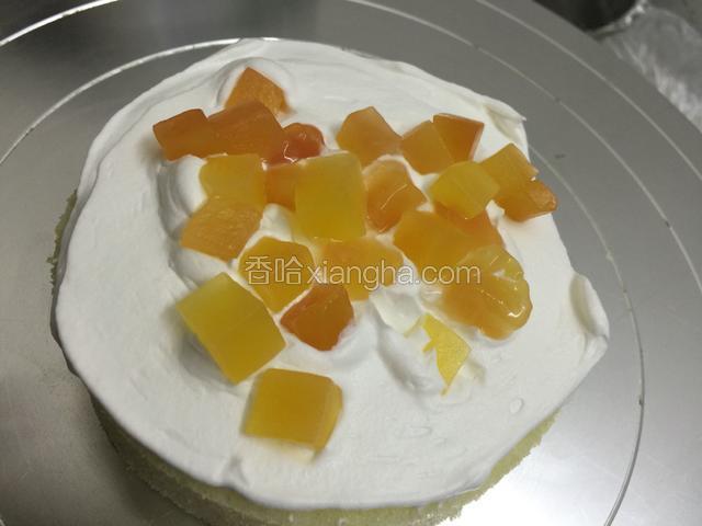 哈密瓜切丁平铺在上面