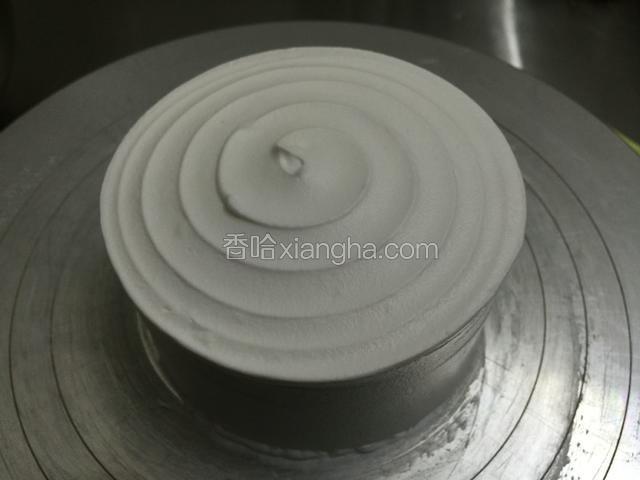 奶油抹皮整个蛋糕胚.不露胚体.顶部走水纹.从最外面向中心点走