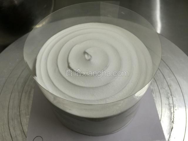 在蛋糕外围.围一圈8公分硬的慕斯围边