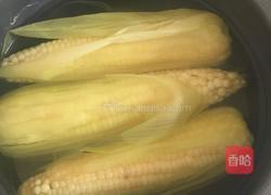 清水煮嫩玉米的做法图解1