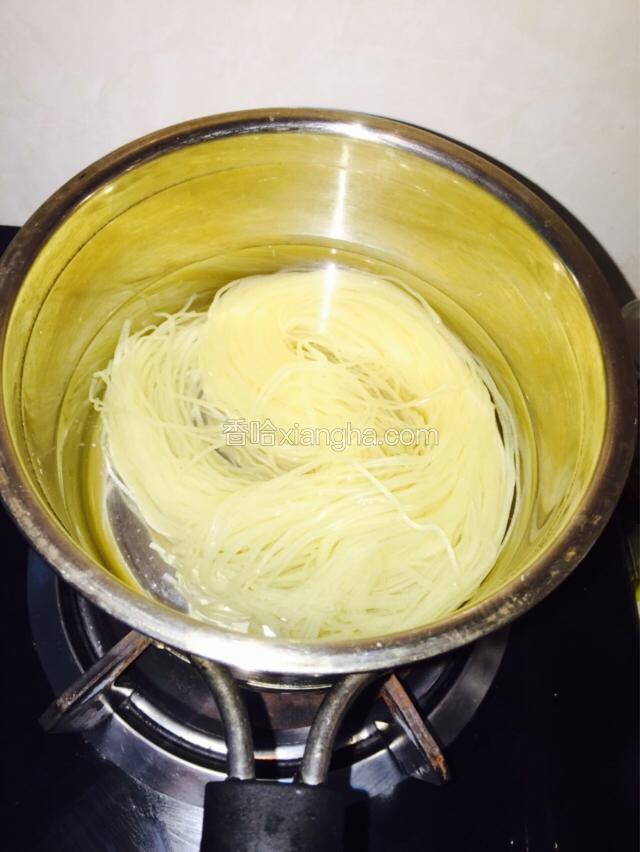 冷面凉水下锅，开锅了就熟啦。趁着开过的这几分钟咱们一起去准备配菜。