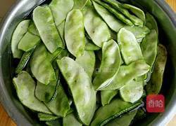 干锅扁豆鸡蛋的做法图解1