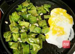 干锅扁豆鸡蛋的做法图解5