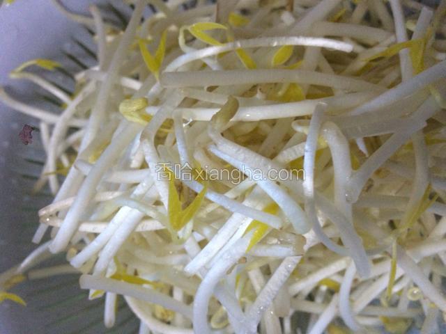 将绿豆芽根去除，将豆芽洗净沥干备用