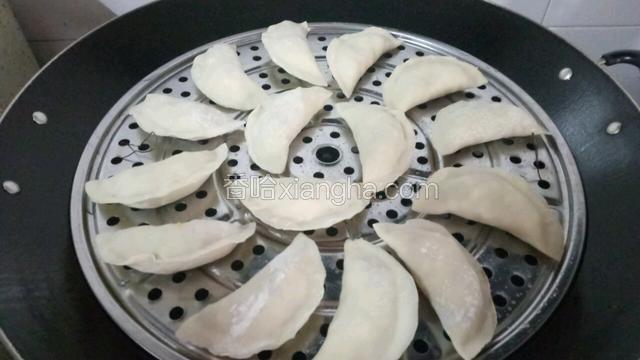 锅里下适当水，冷水入锅，水开之后七八分钟就可以了
