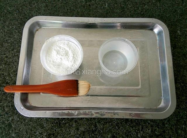 准备食材：粘米粉。另备工具：蒸盘、油刷和刮铲（我用切菜刀代替）
