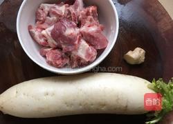 白萝卜猪骨汤的做法图解1