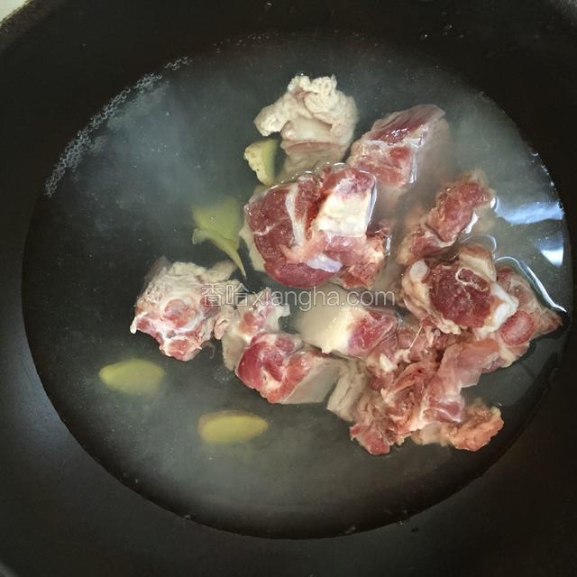 冷水下锅加入姜片 猪骨焯水备用