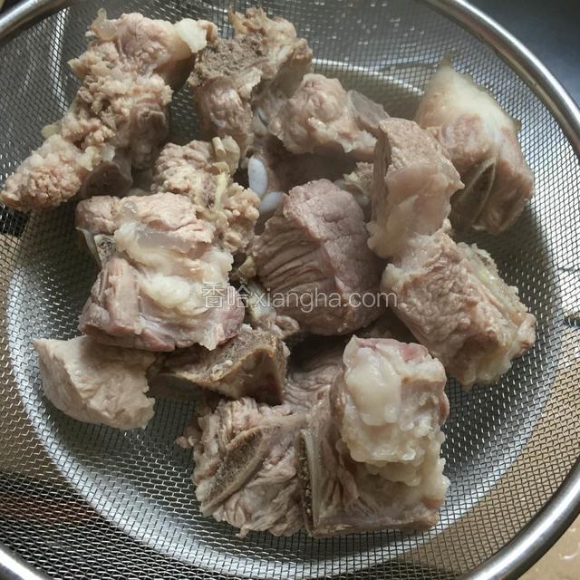 猪骨捞起控干水分