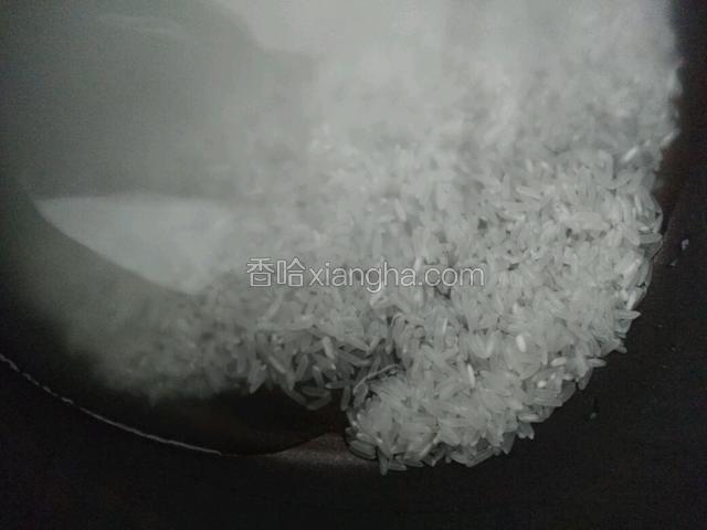 将米淘洗干净，入电饭锅煮熟