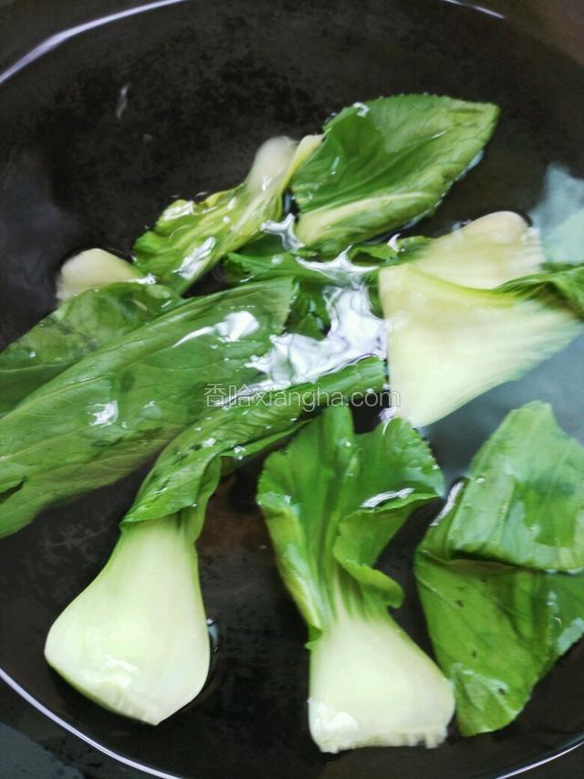 青菜洗干净焯水捞出