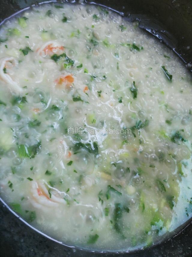 再放剁碎的虾仁，小火煮

最后放入青菜碎
