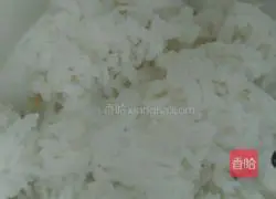 Illustration of how to make peas, carrots and eggs fried rice 2