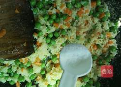 豌豆胡萝卜蛋炒饭的做法图解9