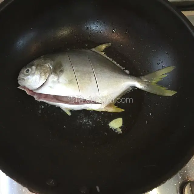 放入仓鱼 煎至一面金黄后翻面继续煎