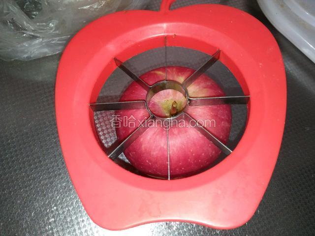 用苹果切瓣器把苹果分成均等的八瓣