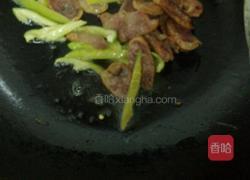 卷心菜炒腊肠的做法图解5