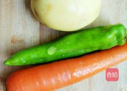 菜椒三丁的做法图解1