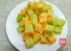 哈密瓜炒虾仁的做法图解2